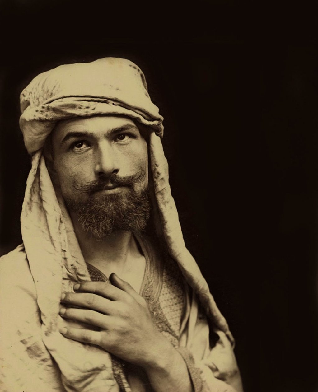 Paroni Wilhelm von Gloedenin (1856 – 1931) omakuva arabialaisessa asussa, n. 1890 (seepiakuva). tekijältä Baron Wilhelm von Gloeden