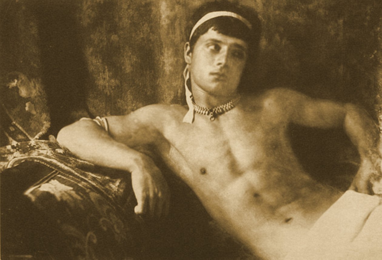 Tutkimus makuuasennossa koruja käyttävästä pojasta. n. 1899 (seepiavalokuva) tekijältä Baron Wilhelm von Gloeden