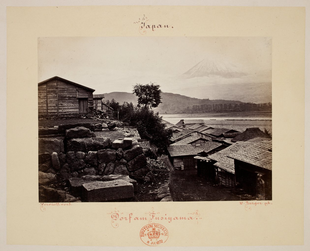 Fusiyama. Taustalla talo ja Fuji-vuori. tekijältä Wilhelm J. Burger