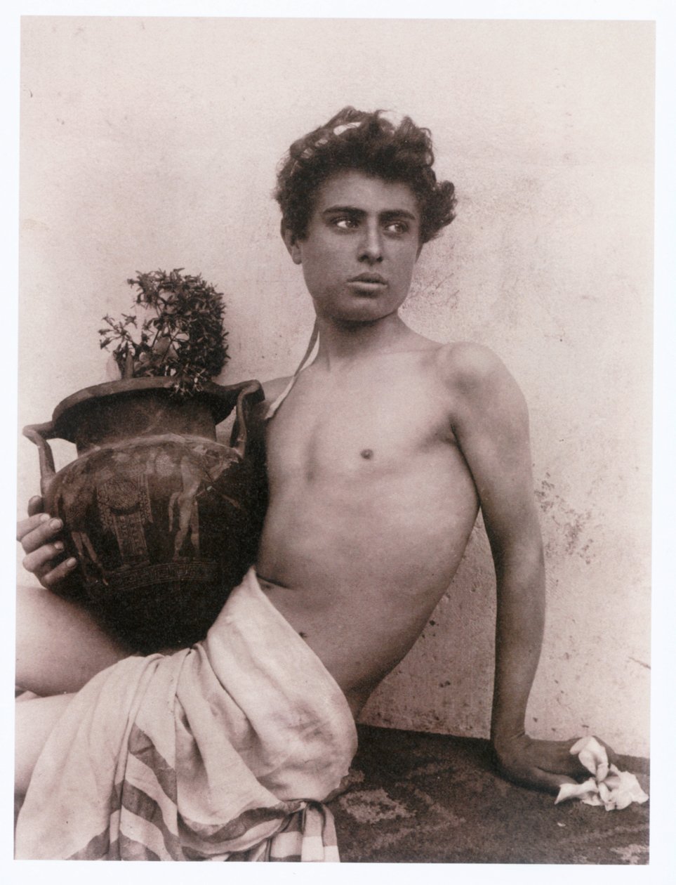Pojan muotokuva (valokuva) tekijältä Wilhelm von Gloeden