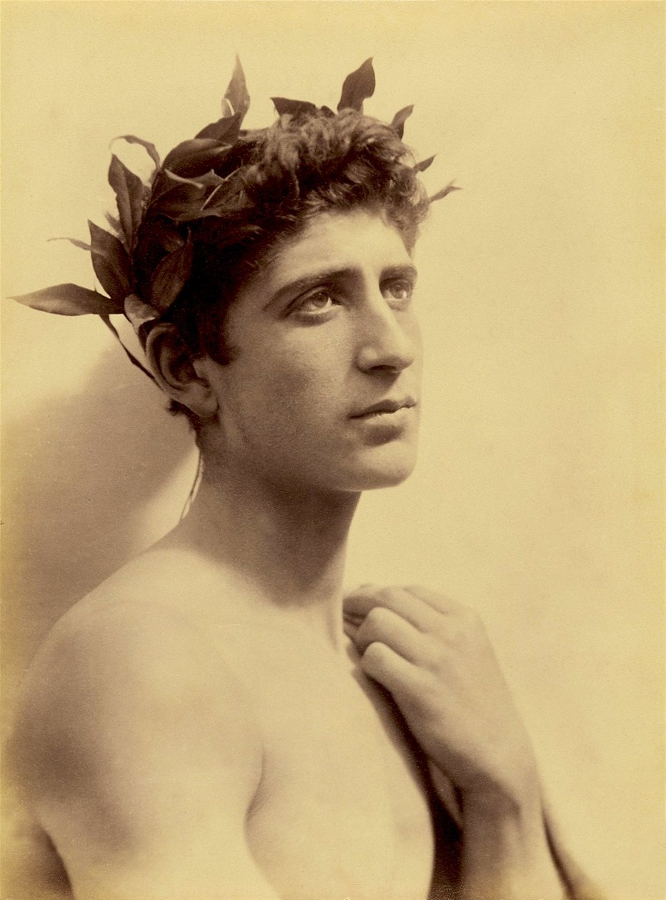 Tutkimus pojasta, jolla on seppele, Sisilia, C.1898 (seepiakuva) tekijältä Baron Wilhelm von Gloeden