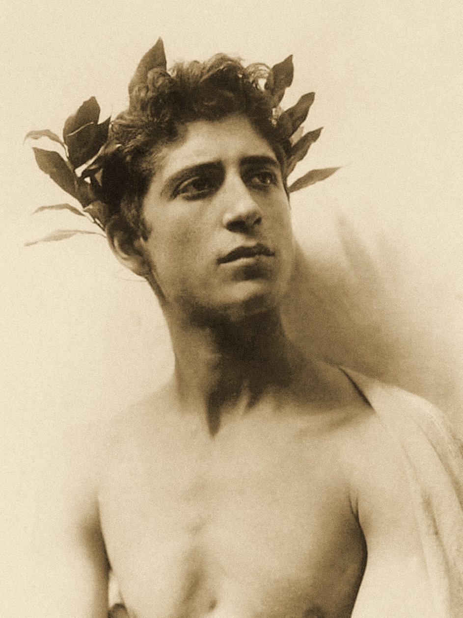 Tutkimus pojasta, jolla on seppele, Sisilia, C.1898 (seepiakuva) tekijältä Baron Wilhelm von Gloeden
