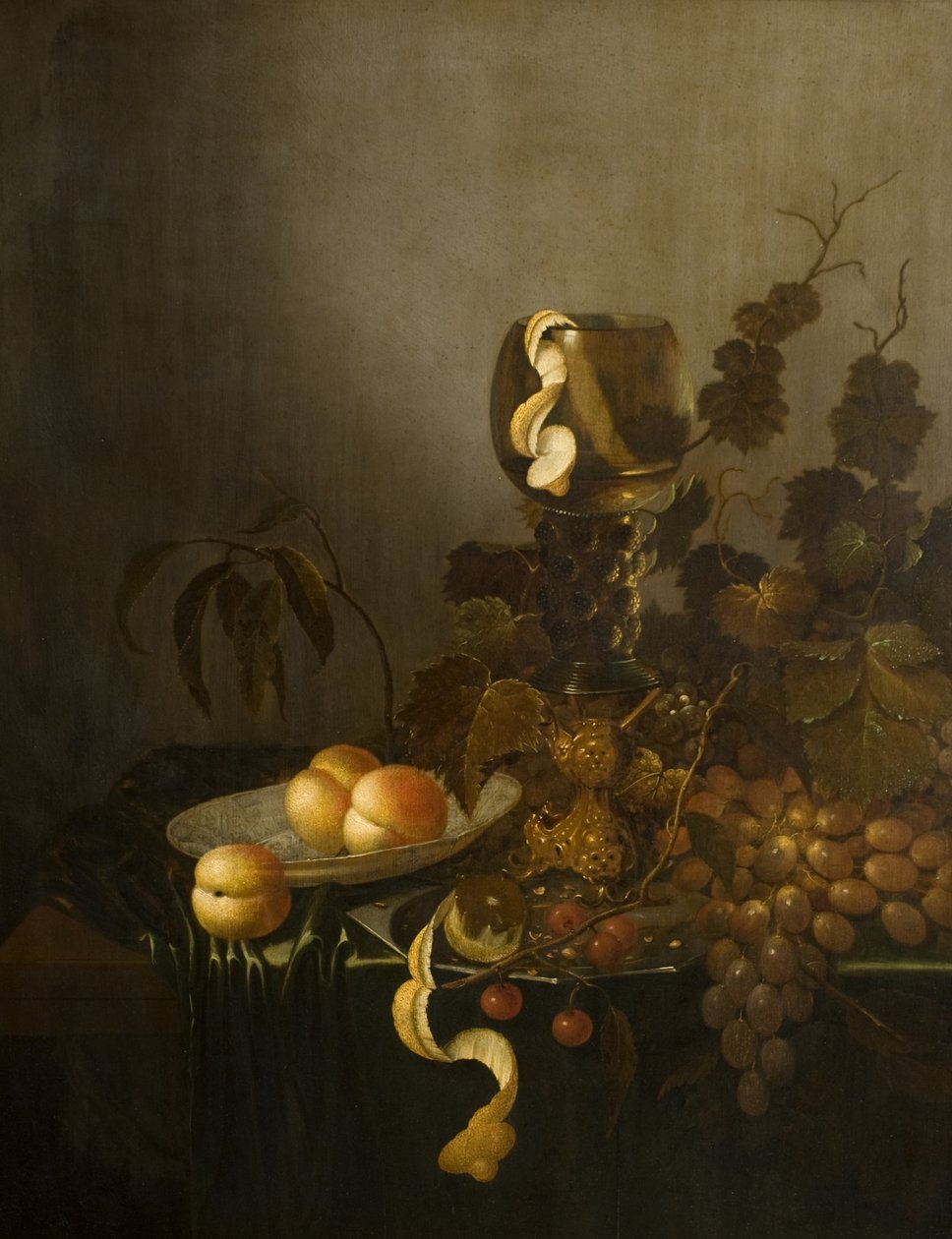 Asetelma hedelmillä ja kintereillä lasilla tekijältä Willem Claesz. (manner of) Heda