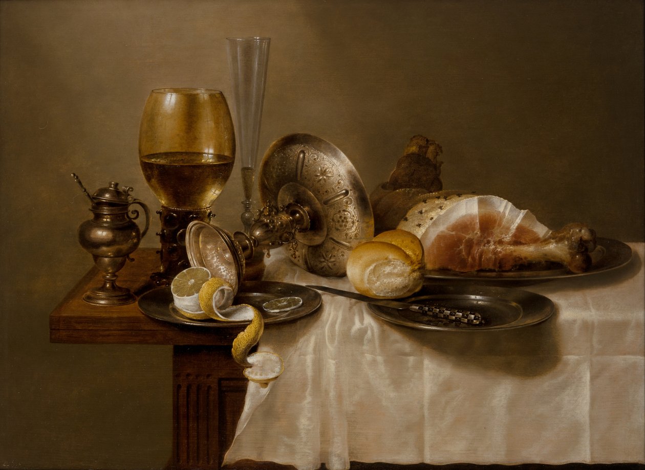Asetelma Roemerin kanssa, Kääntynyt hopeatazza, huilu, sämpylä ja kinkku pöydällä tekijältä Willem Claesz. Heda