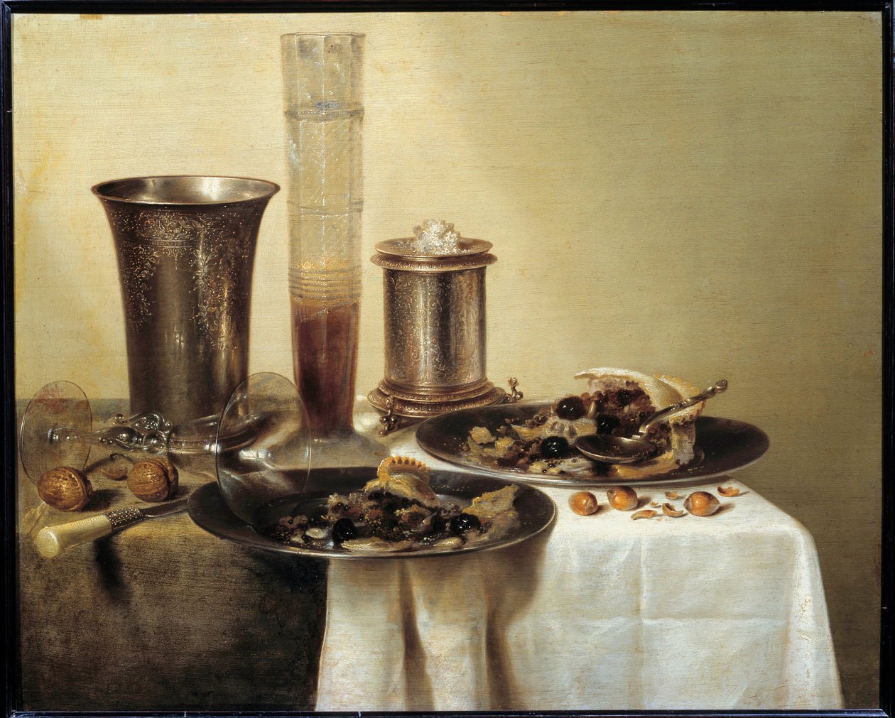 Willem Claeszoon Hedan (1594-1670) asetelma hopeakuppimaalauksella 1637 Dim. 0,44 x 0,55 m - Asetelma hopeapiikillä. Willem Claeszoon Hedan (1594-1670) maalaus tekijältä Willem Claesz. Heda