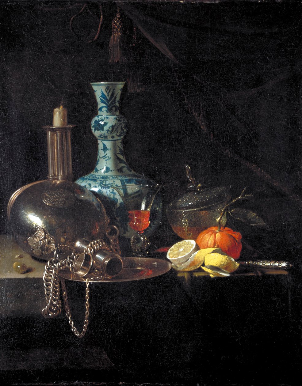 "Asetelma pyhiinvaelluspullolla, kynttilänjalka, posliinimaljakko ja hedelmä", 1600-luku tekijältä Willem Kalf
