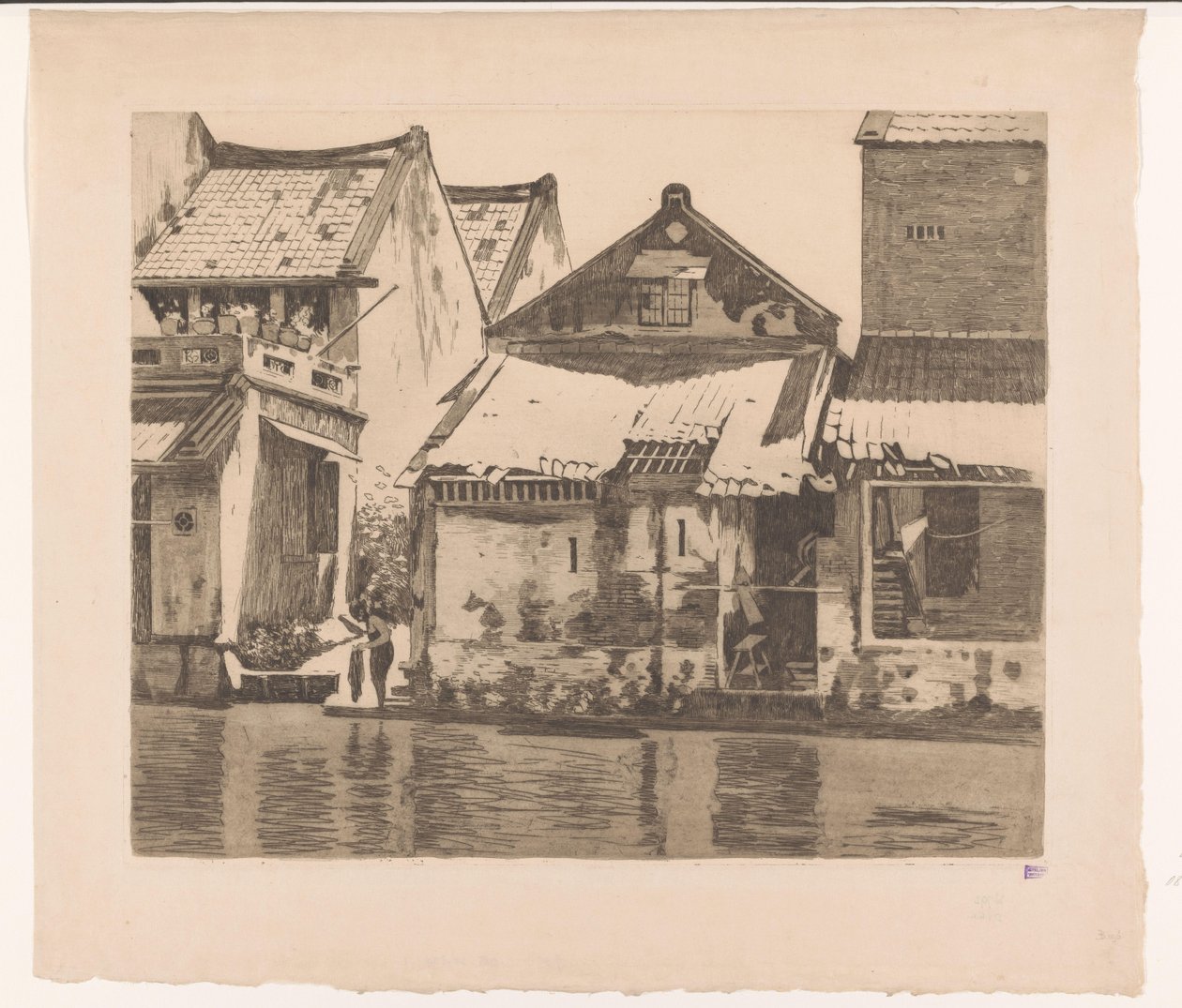 Taloja joen varrella Bataviassa, jossa nainen pesee vaatteita Taloja kaliin. Vasemmalla talojen välinen käytävä, jossa seisoo vahaava nainen, Batavia (alkuperäinen nimi) tekijältä Willem Arnoldus Witsen