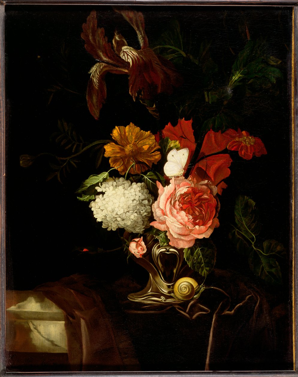 Ruusu, iiris, lila ja muut kukat korvan hopeamaljakossa, jossa etana ja perhonen päällystetyllä reunalla tekijältä Willem van Aelst