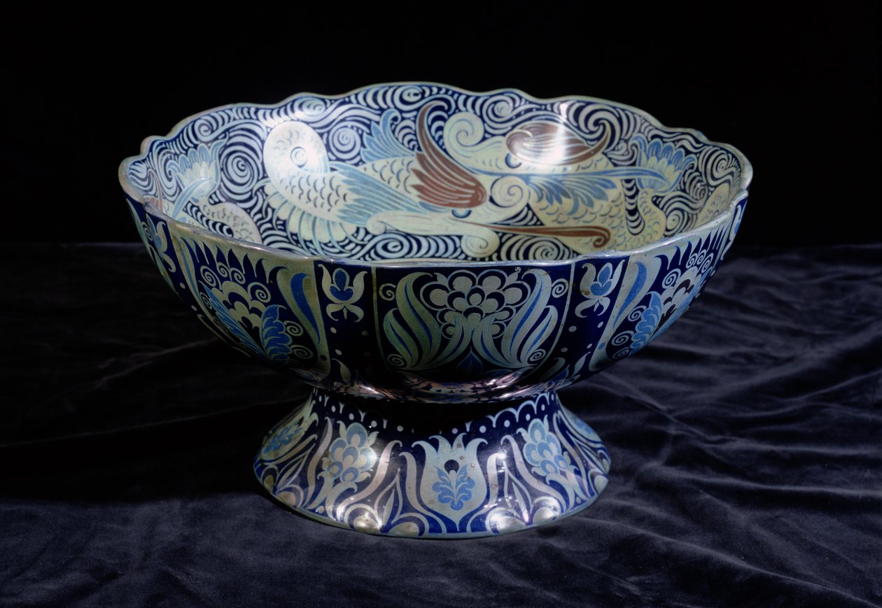 Punch Bowl, jossa laiva keskellä ja friisi kaloja ja aaltoja reunalla, maalannut Fred Passenger (keraaminen) (katso myös 267789) tekijältä William de Morgan
