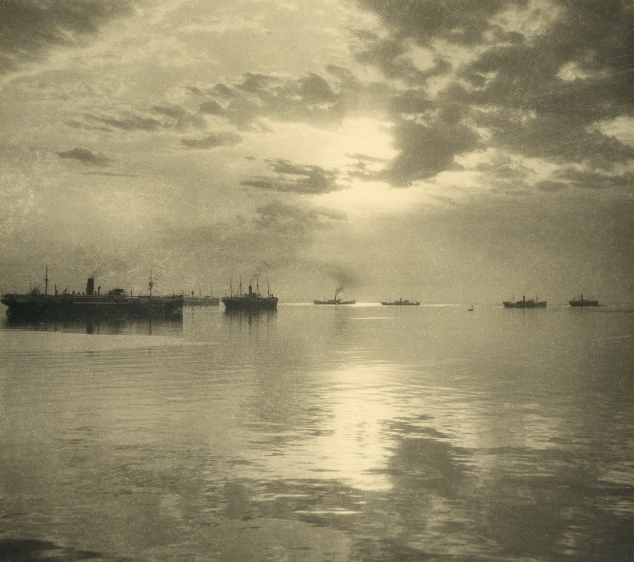 Ensimmäiset joukkoalukset, jotka kuljettivat australialaisia ja uusiseelantilaisia sotilaita, hevosia ja tarvikkeita suureen sotaan, lähtivät Albanystä 1. marraskuuta 1914 (bw-kuva) tekijältä William Fell