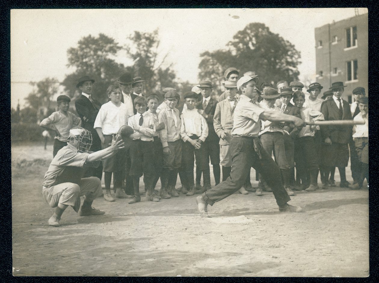 Poika hyökkää hiekkalaatikon baseball -pelin aikana tekijältä William H. Trefts Jr.