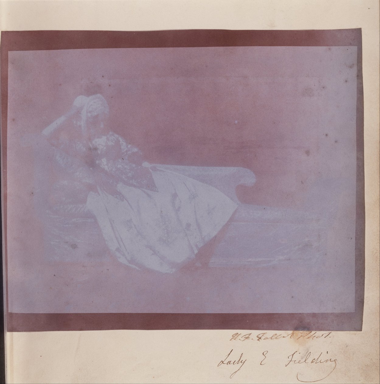 (Lady Elizabeth Fielding Chintzin tuolilla) tekijältä William Henry Fox Talbot