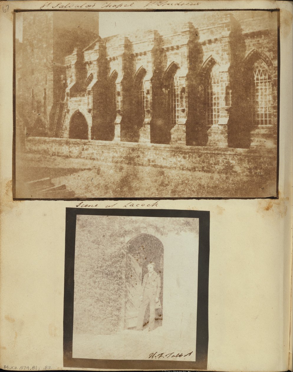 Mies seisoo oviaukossa Lacockin luostarissa tekijältä William Henry Fox Talbot