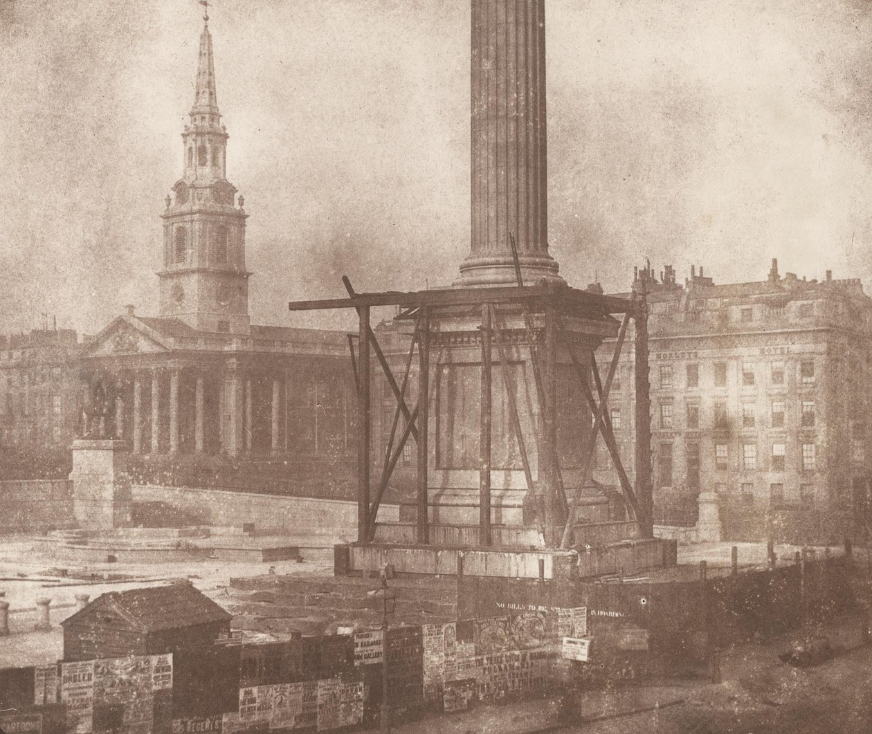 Nelsonin pylväs Trafalgar Squarella rakennusvaiheessa tekijältä William Henry Fox Talbot