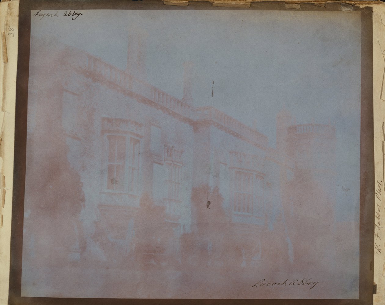 Lacockin luostarin etelärintama ja Sharingtons Tower. tekijältä William Henry Fox Talbot