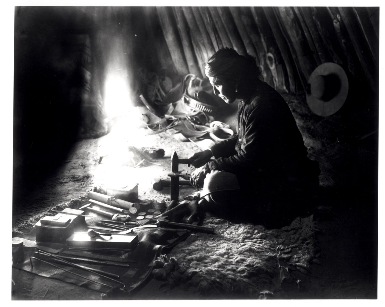 Navajo hopeaseppä, n. 1915 tekijältä William Carpenter
