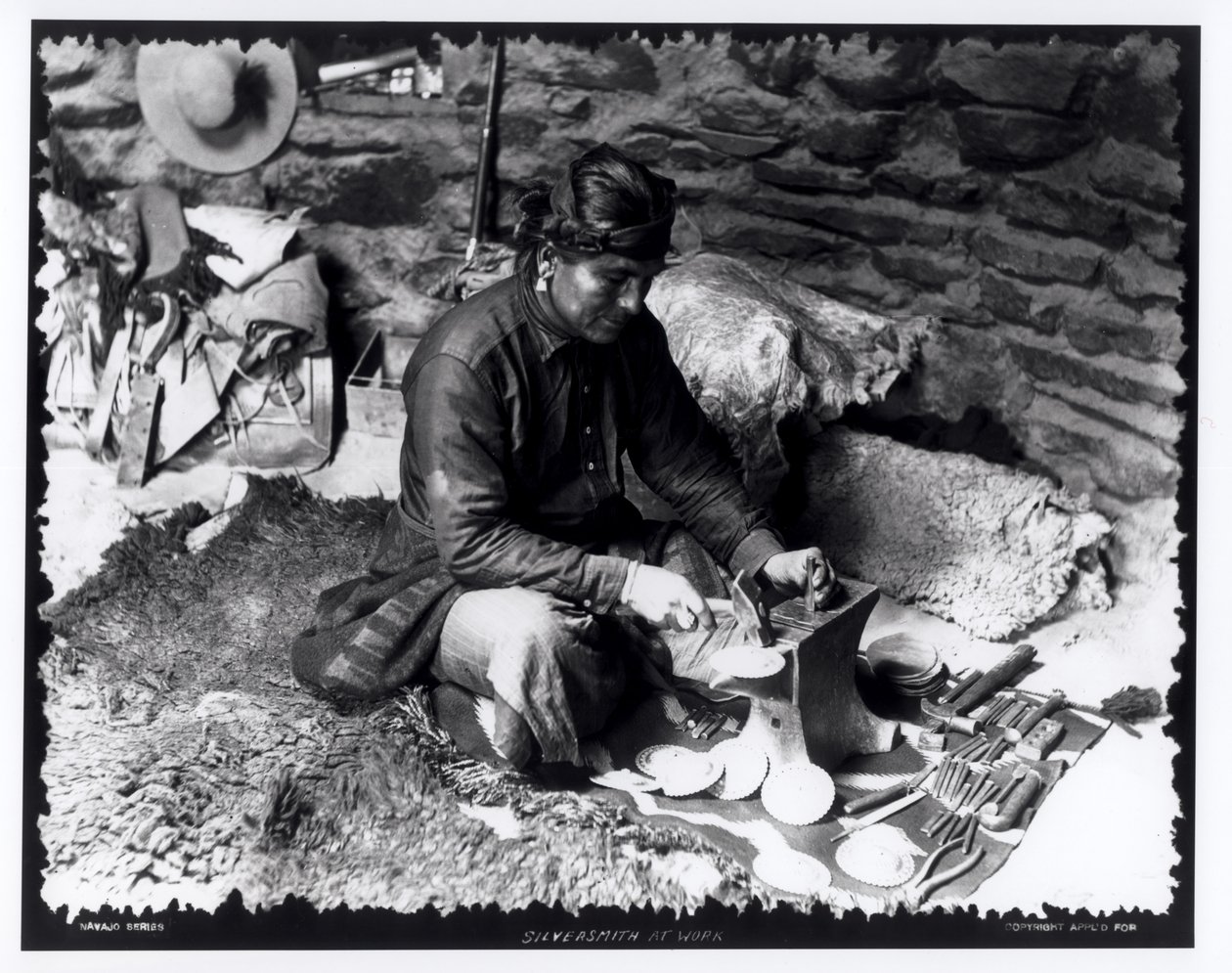 Hopeaseppä työssä, n. 1914 tekijältä William Carpenter