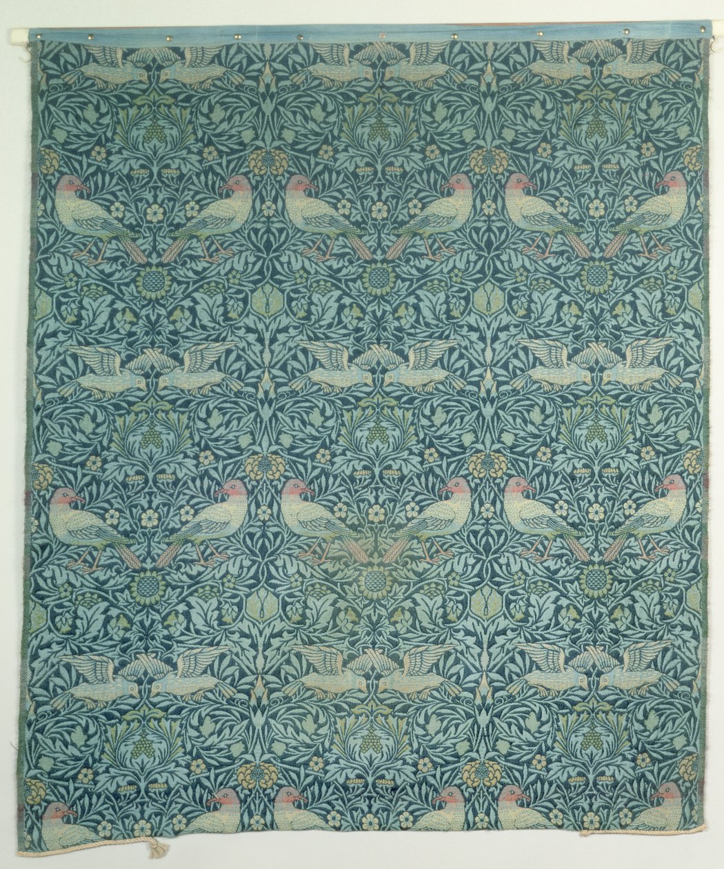 Kyyhkynen ja ruusu -kangasmalli, noin 1879 (tekstiili). tekijältä William Morris