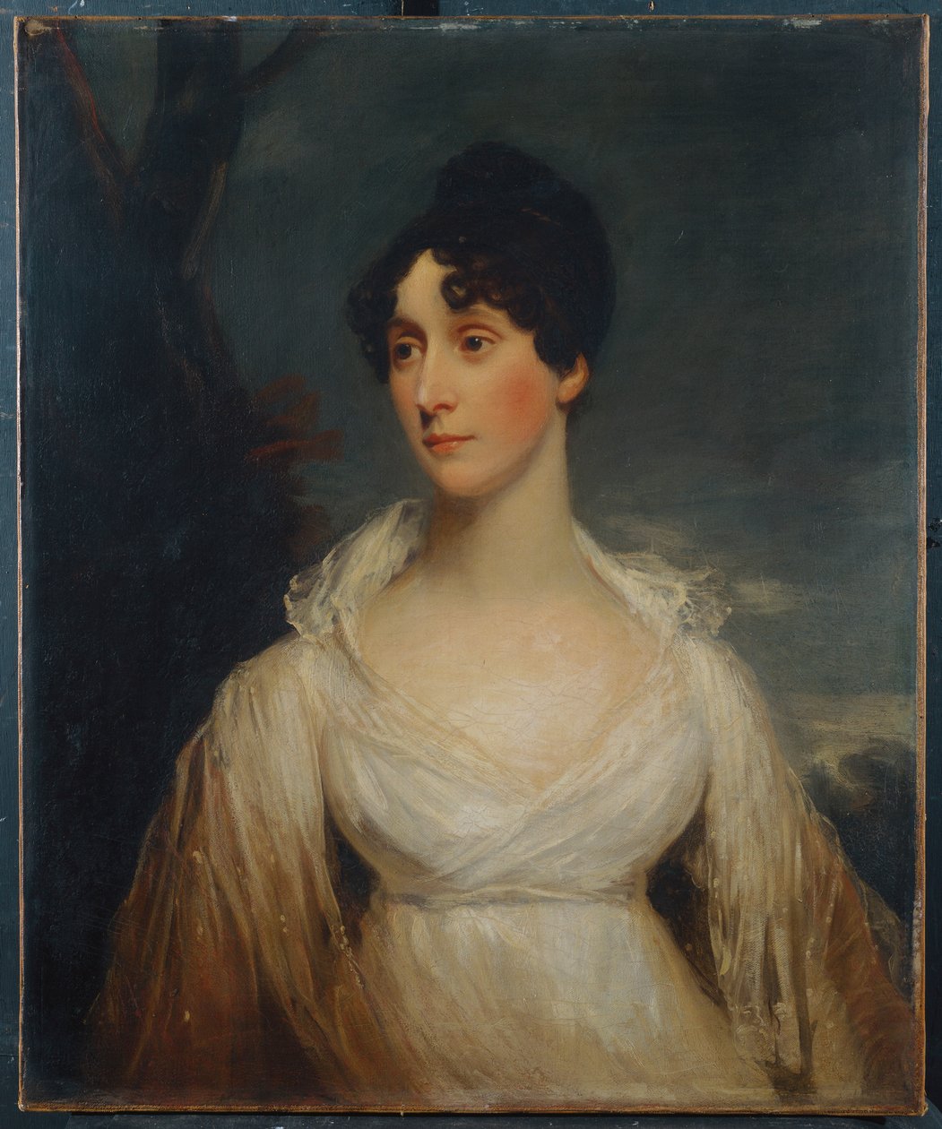 Muotokuva naisesta, joka istuu, puolipitkä, yllään valkoinen mekko tekijältä William Beechey