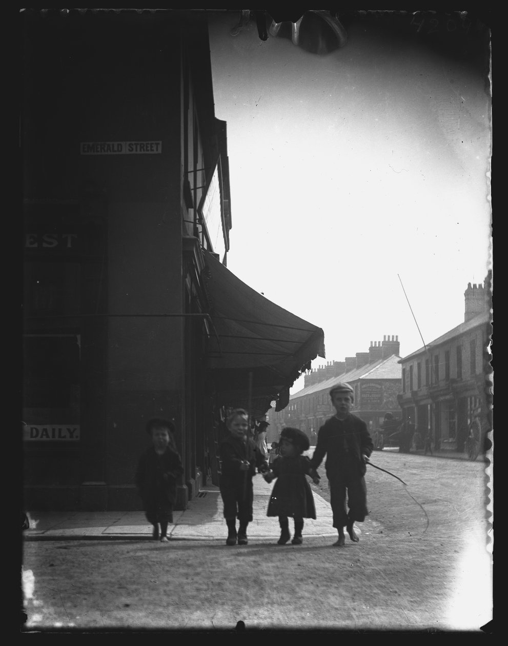 Emerald Street, Cardiff, 1890- tai 1900-luku. tekijältä William Booth