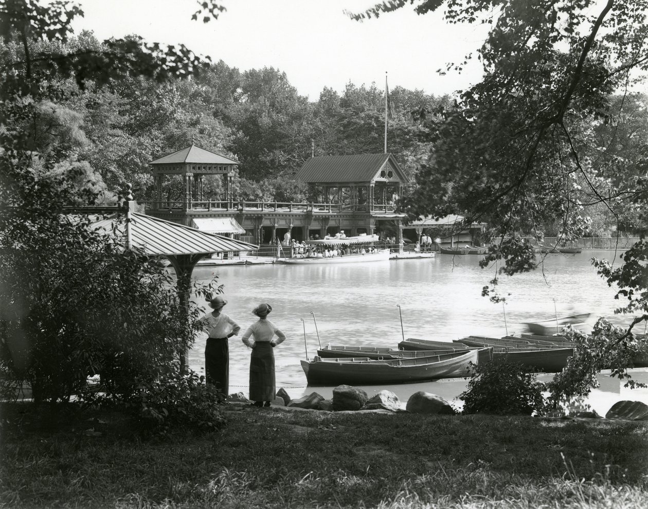 Central Park Boat House, n. 1910-21 tekijältä William Davis Hassler