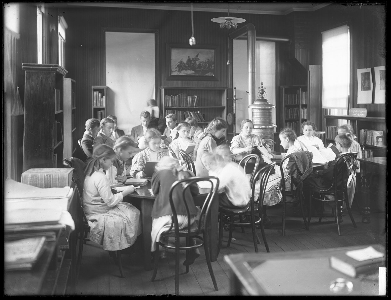 Lapsia lukemassa Queens Borough Public Libraryn tunnistamattoman haarakonttorin lukusalissa, noin 1910. tekijältä William Davis Hassler