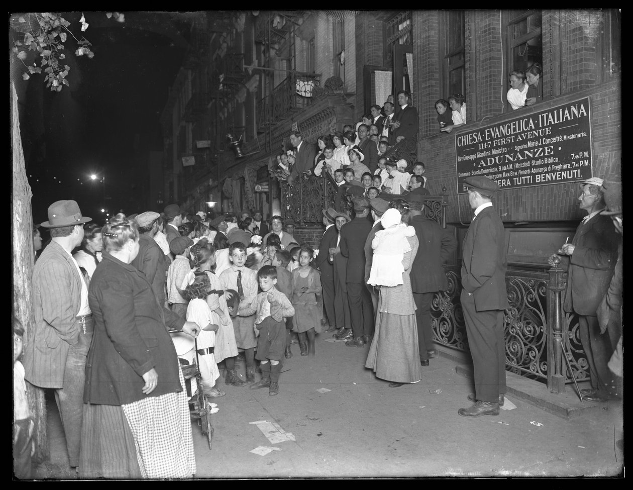 Joukko ihmisiä John Hall Memorial Chapelissa, 63rd Streetin ja Second Avenuen kulmassa, New York, 25. syyskuuta 1914. tekijältä William Davis Hassler