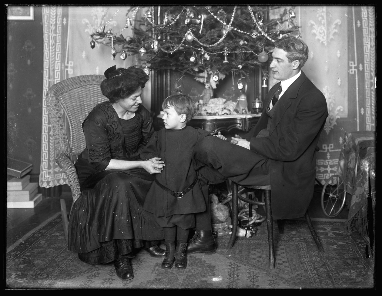Dan Seymour ja perhe epävirallisessa asennossa, istuen joulukuusen alla, joulu 1912 tekijältä William Davis Hassler