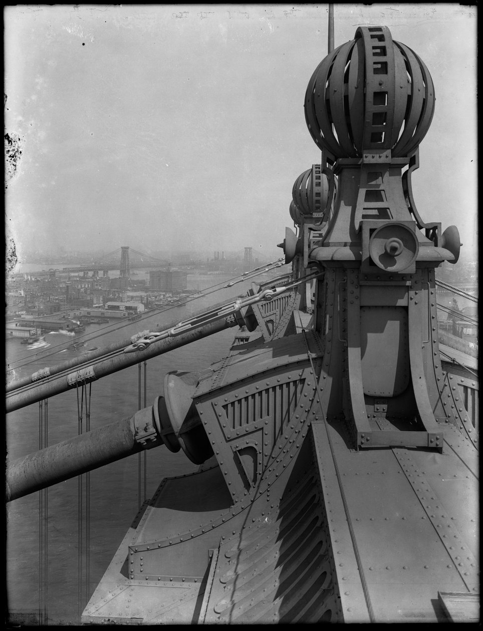 Yksityiskohta Finaalista Manhattan Bridgen huipulla, 25. elokuuta 1914 bw kuva tekijältä William Davis Hassler