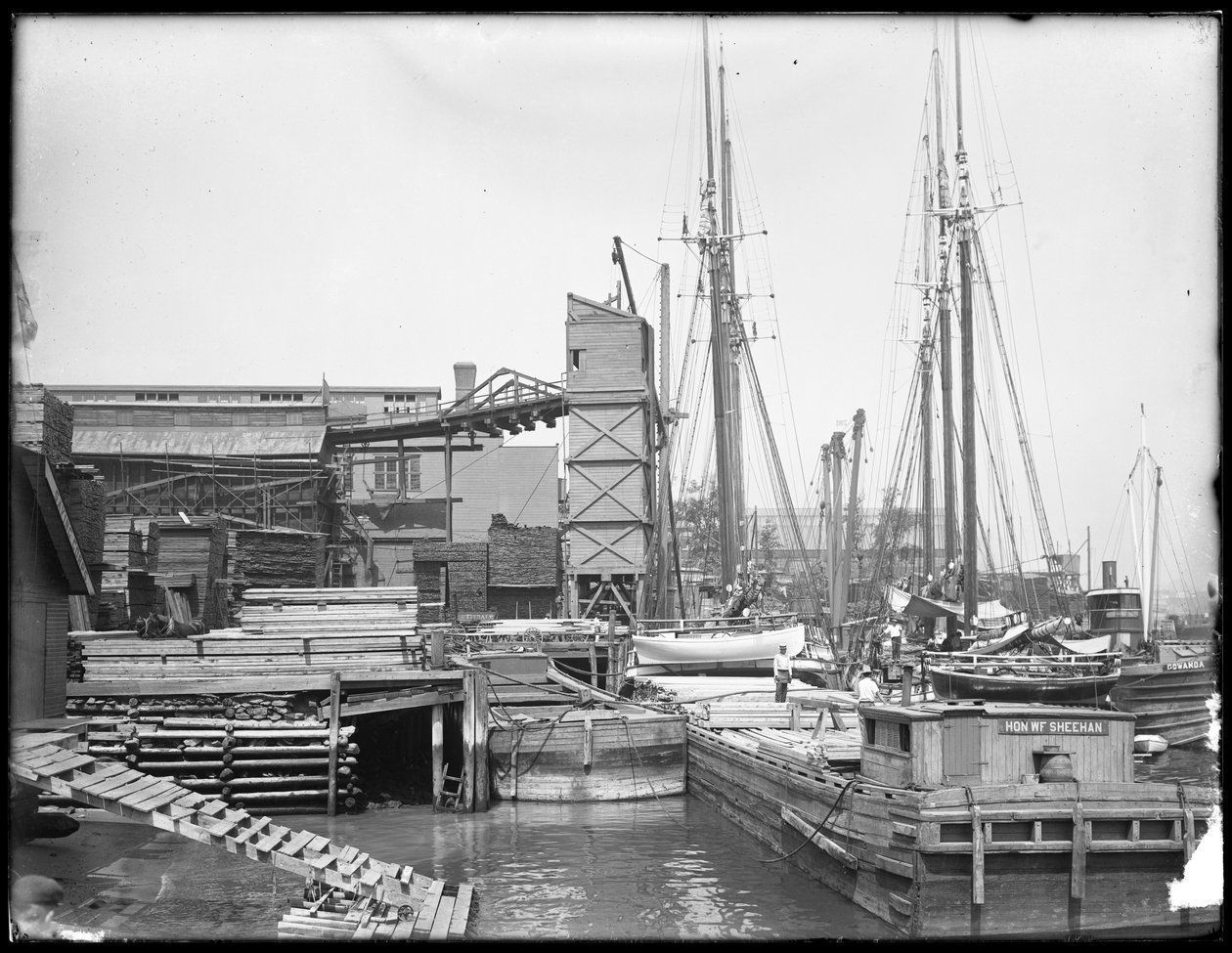 Laiturit ja veneet tuntemattomalla ranta-alueella, mahdollisesti Harlem River, Inwood, New York, n. 1910 tekijältä William Davis Hassler