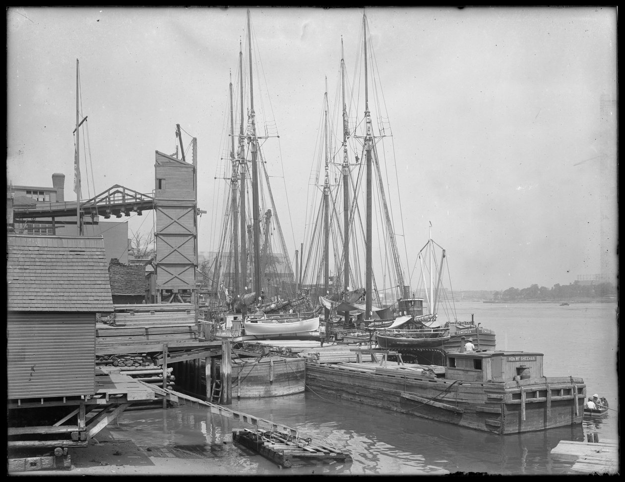Laiturit ja veneet tuntemattomalla ranta-alueella, mahdollisesti Harlem River, Inwood, New York, n. 1910 tekijältä William Davis Hassler