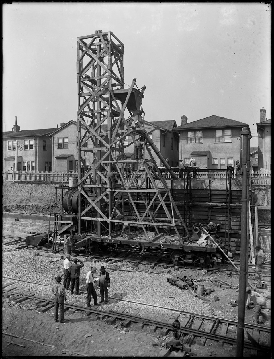 Betonisekoittimen pystyttäminen osoitteessa 1910 63rd Street, Brooklyn, n. 1914 tekijältä William Davis Hassler
