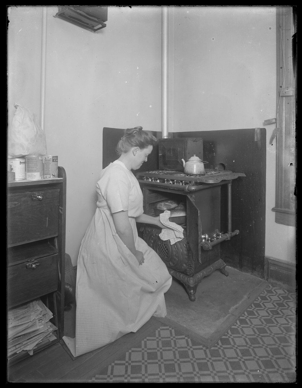 Ethel Gray Magaw Hassler ottaa leipää uunista, n. 1913 tekijältä William Davis Hassler