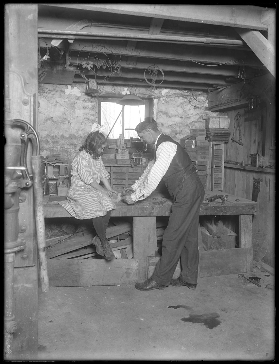 Frank P. Hassler ja Mary Hassler kellarissa, Glen Ellyn, n. 1912 tekijältä William Davis Hassler
