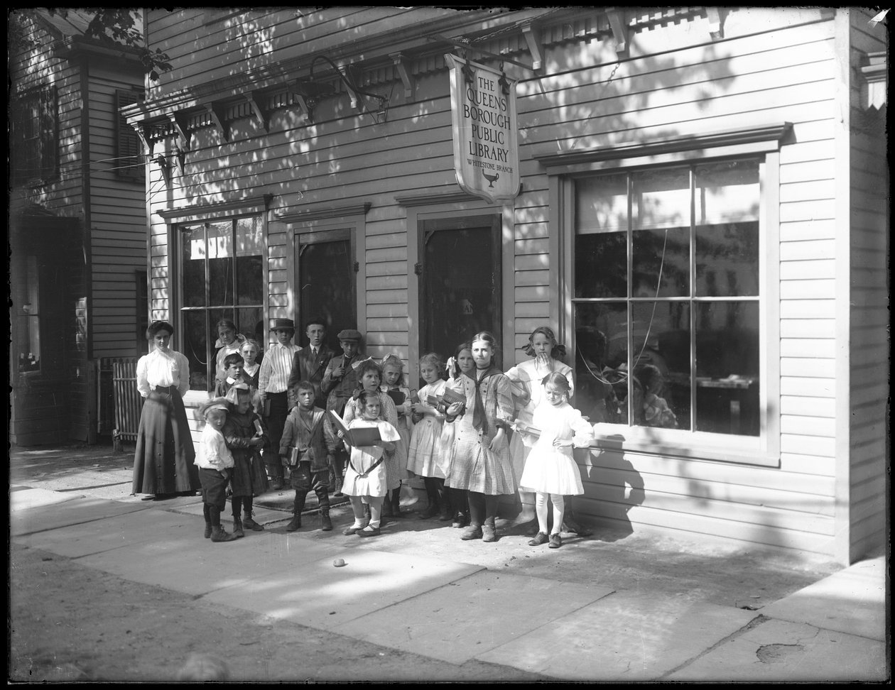 Ryhmä lapsia poseerasi Queens Borough Public Libraryn Whitestone Branchin ulkopuolella, n. 1912 tekijältä William Davis Hassler