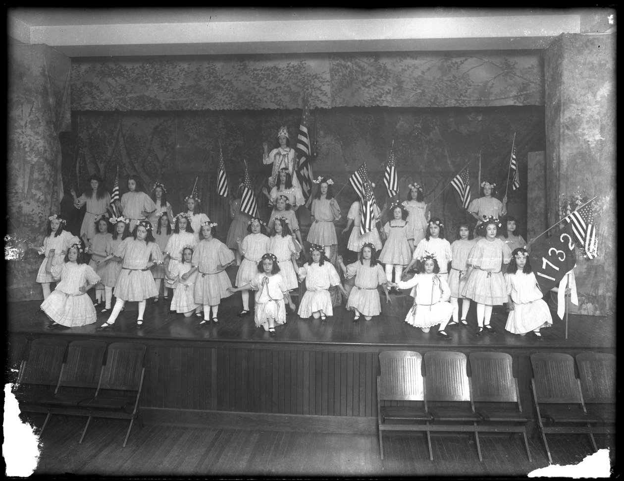 Ryhmäkuva pienistä tytöistä esityksen aikana, luultavasti roomalaiskatolinen orpojen turvapaikka, Kingsbridge, Bronx, n.1911. tekijältä William Davis Hassler