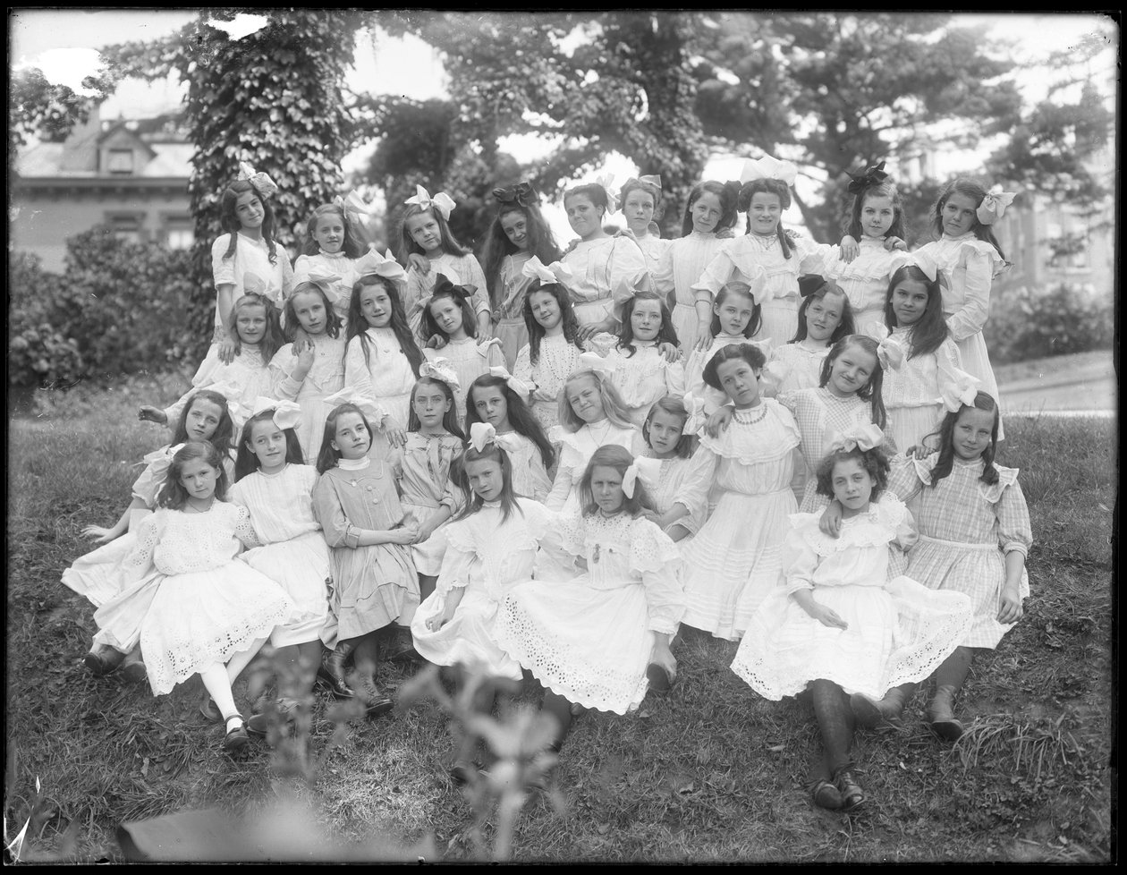 Ryhmäkuva tuntemattomista pikkutytöistä, luultavasti roomalaiskatolinen orpojen turvapaikka, Kingsbridge, Bronx, n. 1910 tekijältä William Davis Hassler