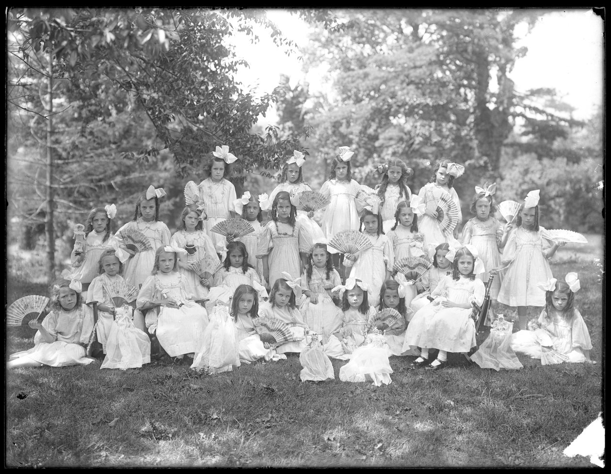Ryhmäkuva tuntemattomista pikkutytöistä, luultavasti roomalaiskatolinen orpojen turvapaikka, Kingsbridge, Bronx, n. 1910 tekijältä William Davis Hassler