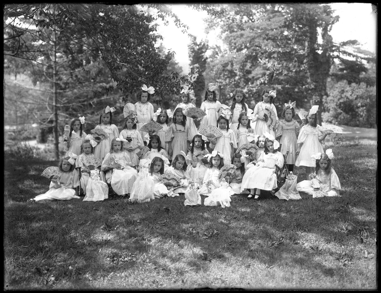 Ryhmäkuva tuntemattomista pikkutytöistä, luultavasti roomalaiskatolinen orpojen turvapaikka, Kingsbridge, Bronx, n. 1910 tekijältä William Davis Hassler
