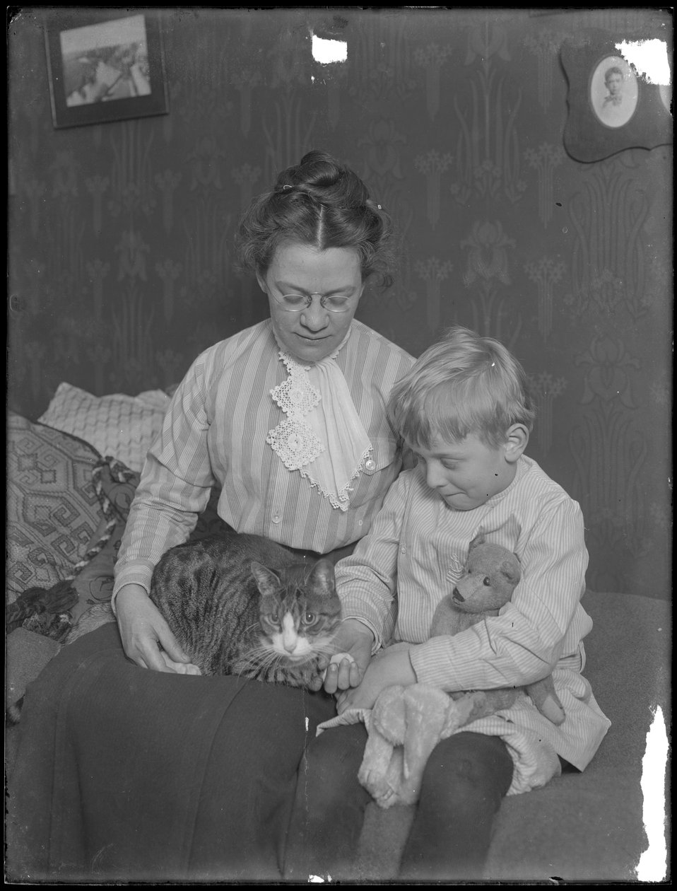 Harriet E. Hassler ja William Gray Hassler istuvat tabby-kissan (Reddy) ja nallekarhun kanssa, n. 1911 tekijältä William Davis Hassler
