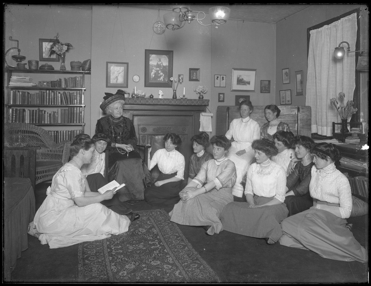 Harriet E. Hassler ryhmän kanssa nuoria naisia, 206 W. 13th Street, New York, n. 1912 tekijältä William Davis Hassler