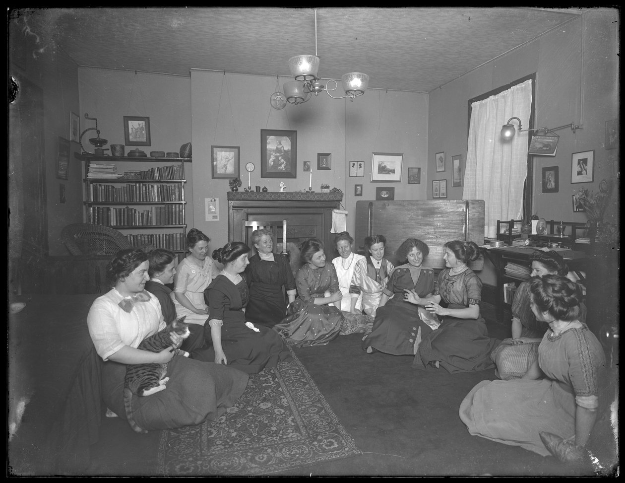 Harriet E. Hassler ryhmän kanssa nuoria naisia, 206 W. 13th Street, New York, n. 1912 tekijältä William Davis Hassler