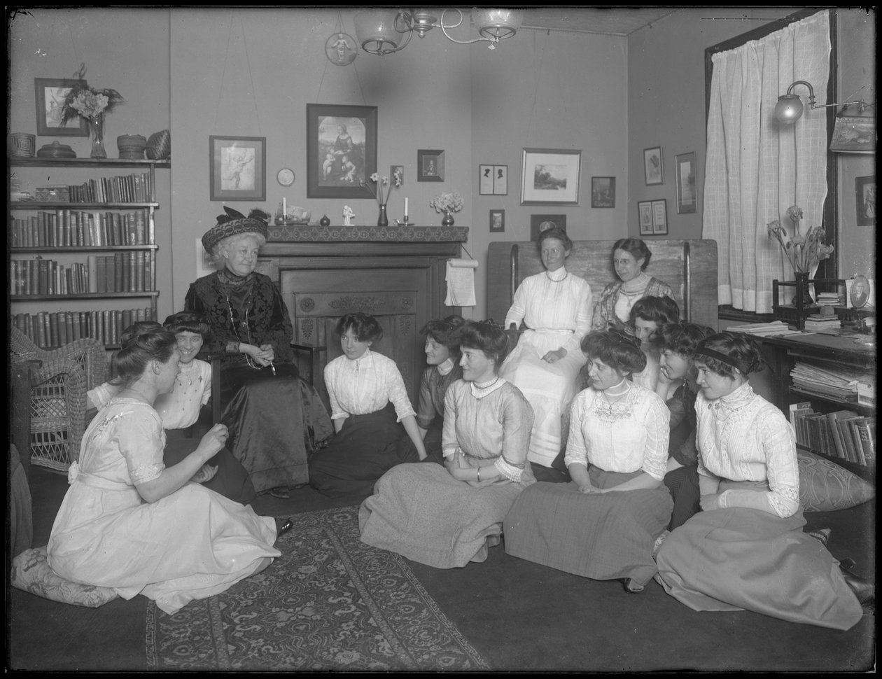 Harriet E. Hassler ja ryhmä nuoria naisia, 206 W. 13th Street, New York, noin 1912. tekijältä William Davis Hassler