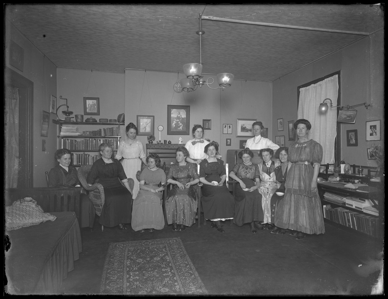 Harriet E. Hassler ja ryhmä nuoria naisia, 206 W. 13th Street, noin 1912. tekijältä William Davis Hassler