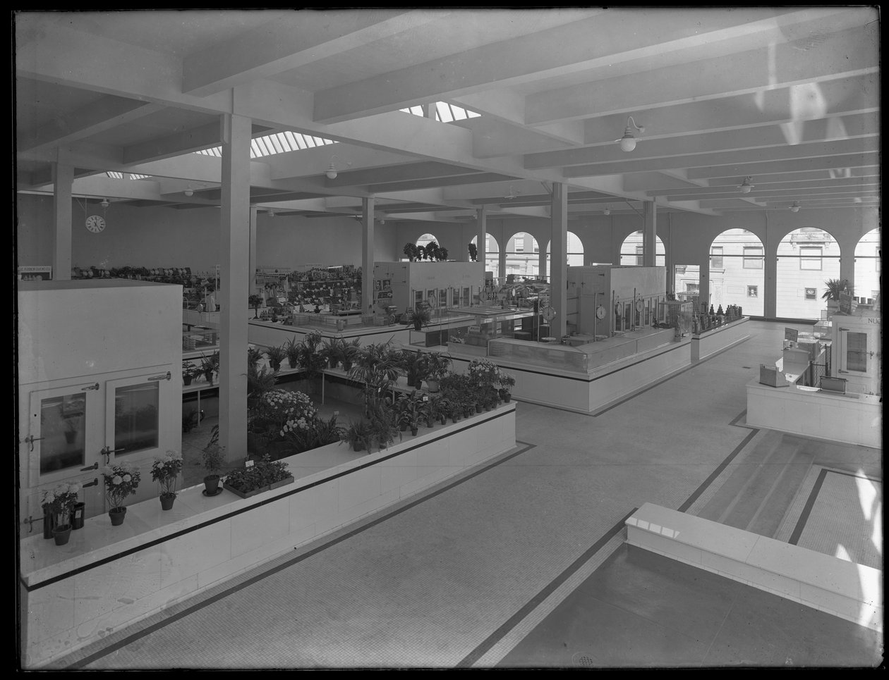 Korkeakulmainen sisäkuva 95th Street Marketista, New York, 25. lokakuuta 1915. tekijältä William Davis Hassler