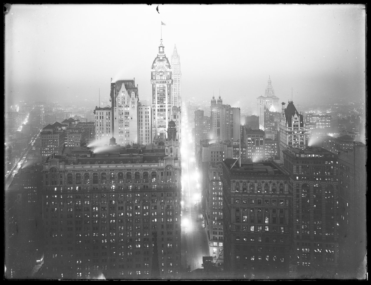 Korkeakulmainen sumuinen yönäkymä alemmasta Manhattanista pohjoiseen, Singer Building, Woolworth Building ja Municipal Building näkyvissä, n. 1913 tekijältä William Davis Hassler