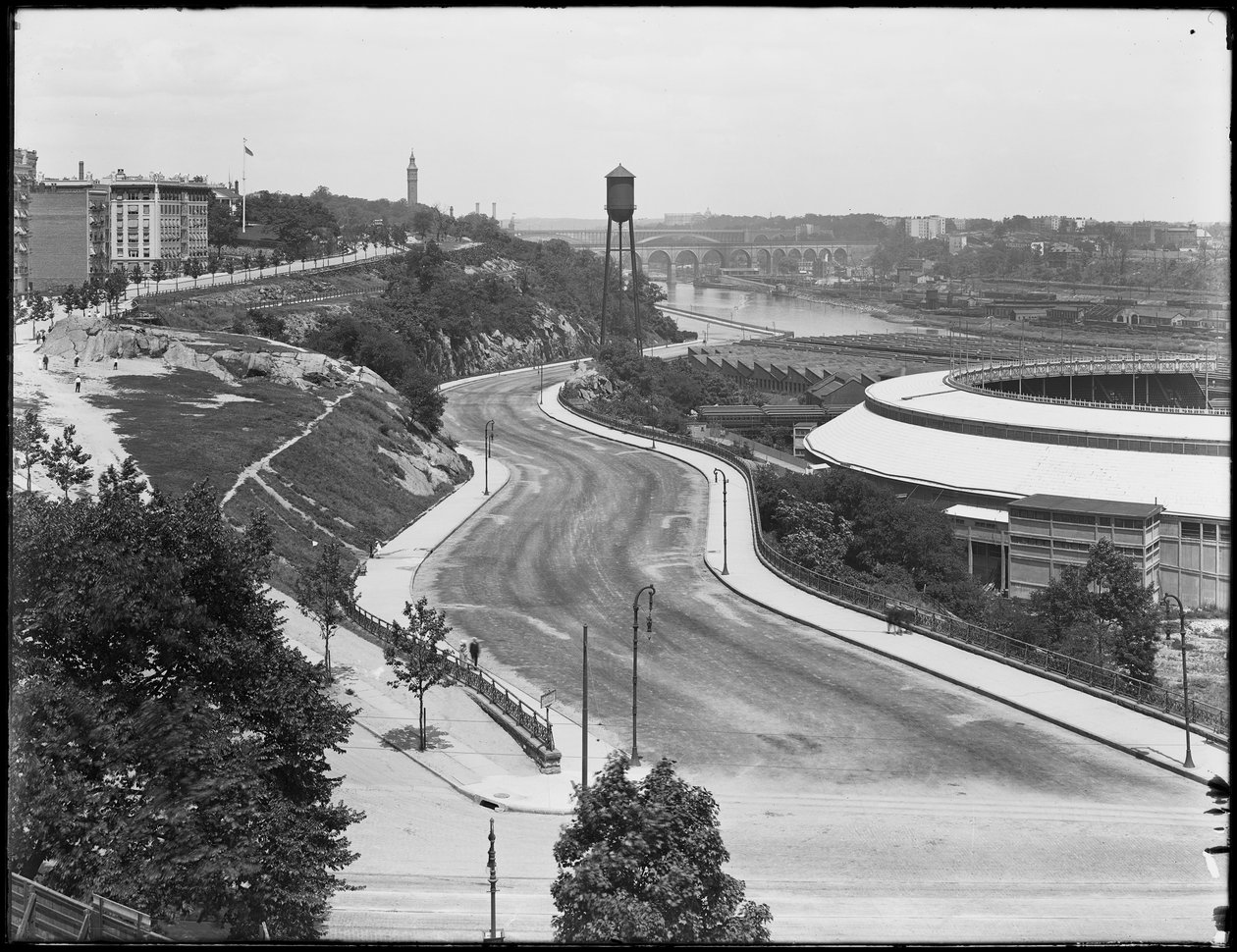 Suurnäkymä Harlem River Drivesta, joka kulkee Polo Groundsin ohi, New York City, noin 1914 tekijältä William Davis Hassler