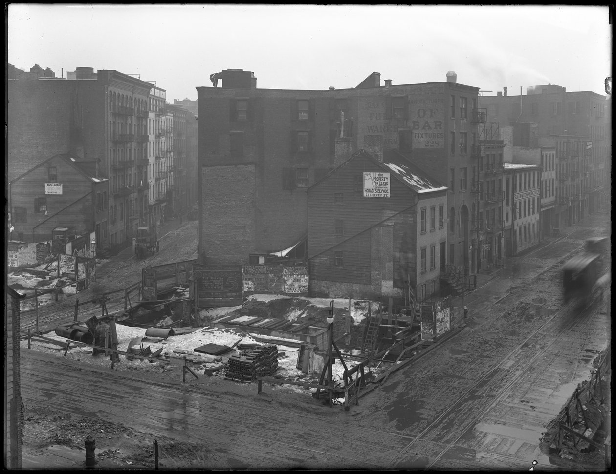 Korkeakulmanäkymä Downing Streetin, West Houston Streetin ja Varick Streetin risteyksistä, New York City, 18. helmikuuta 1916 tekijältä William Davis Hassler