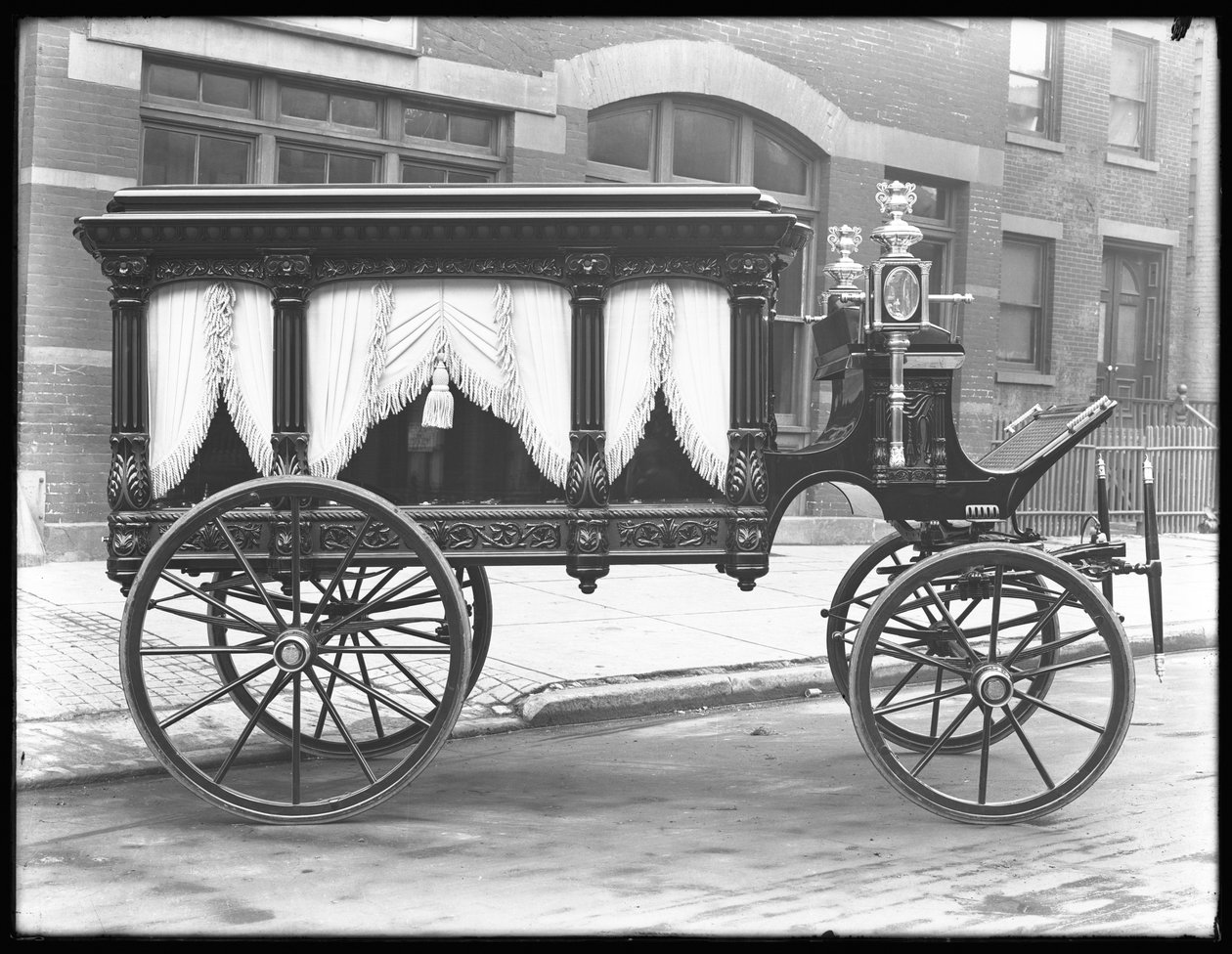 F.S.:lle kuuluva hevosvetoinen ruumisauto York, pysäköity W. 145th Streetille (tai E. 145th Street), New York City, 1. joulukuuta 1914 tekijältä William Davis Hassler