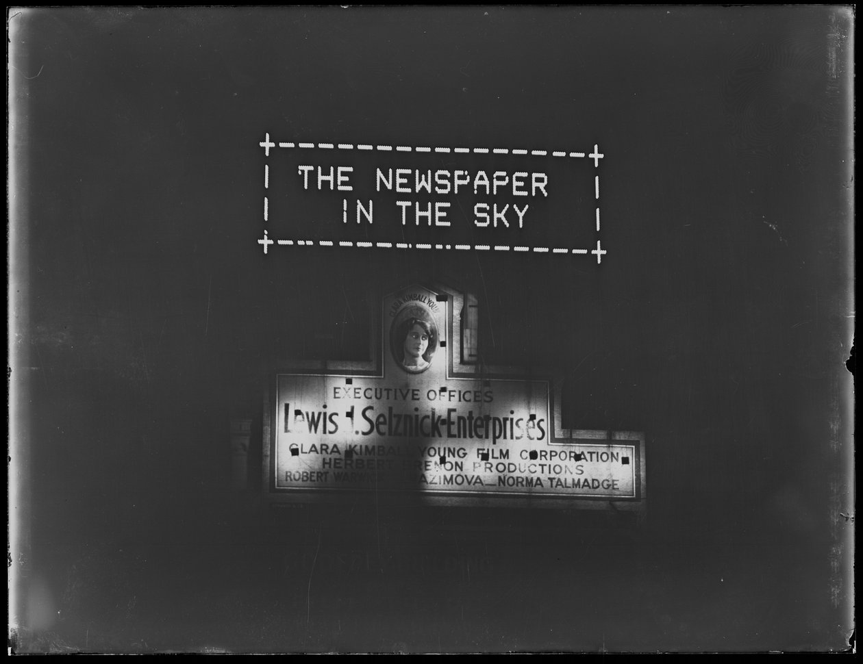 Valaistu kyltti mainontaan ja valaistu kyltti Selznick Enterprisesille, New York City, tammikuu 1917 tekijältä William Davis Hassler